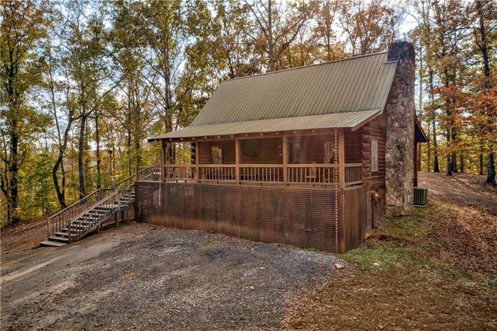 Great cabin on .87 acre!