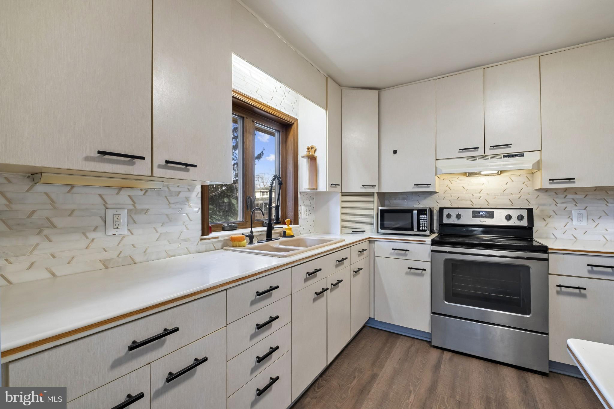 804 Sunset Terrace Dover, DE 19904 - Photo 12 of 33 a kitchen with a stove oven and sink