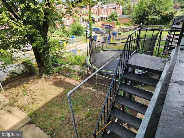 a view of yard with green space