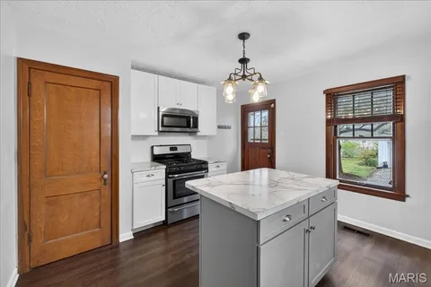 $425,000 | 7114 Drury Lane, St. Louis, MO 63143