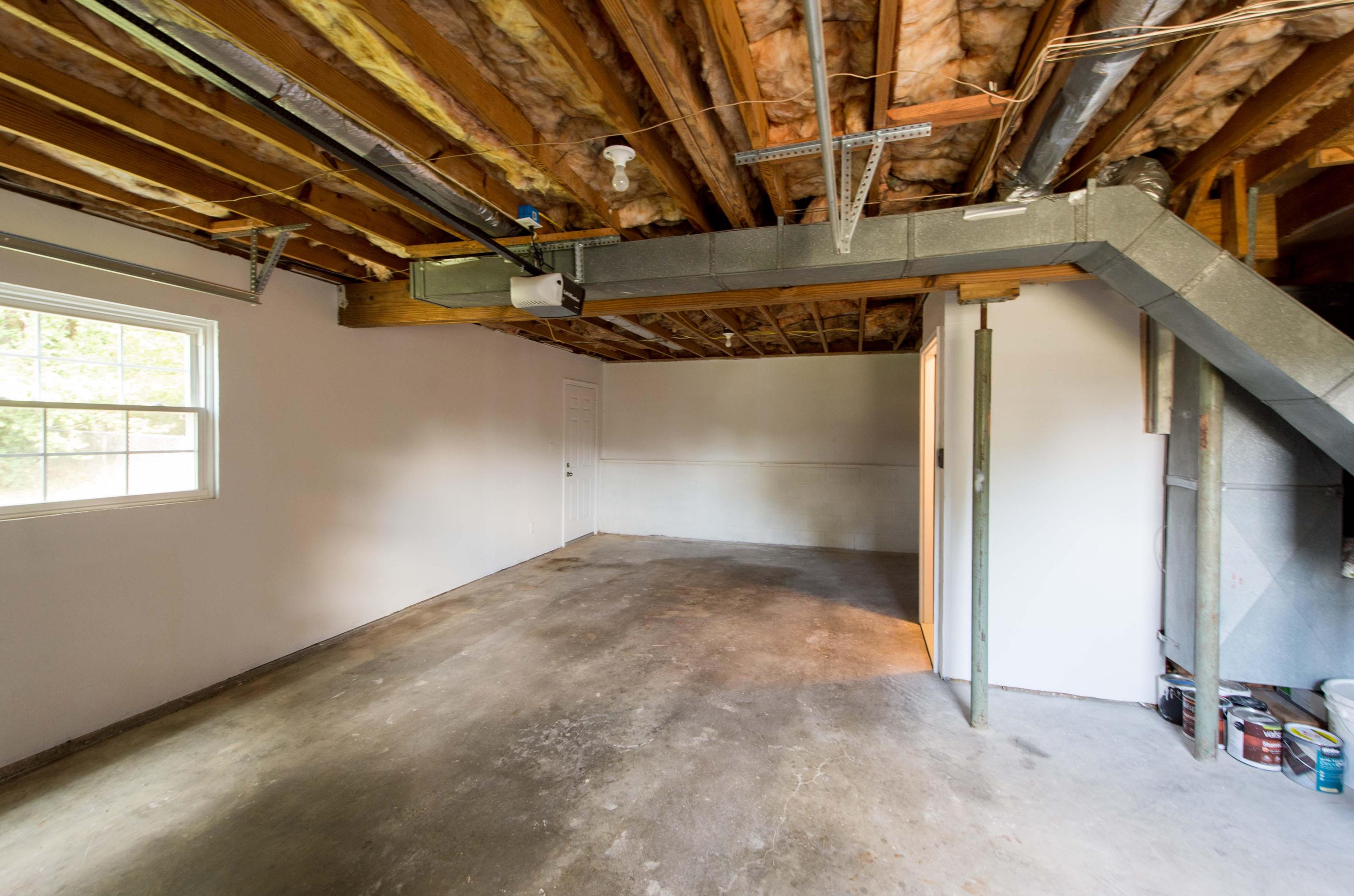 5607 Winniespan Road Chattanooga, TN 37416 - Photo 20 of 20 Garage w/Laundry Area