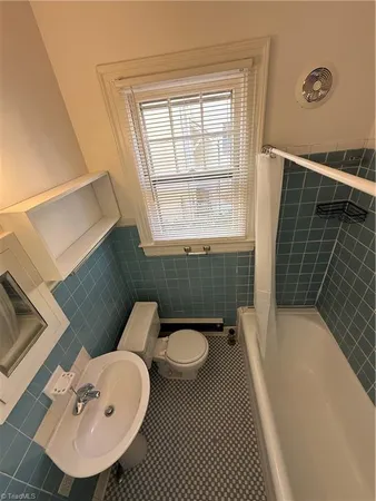 $825 | 647 Irving Street, Unit 1, Winston-Salem, NC 27103