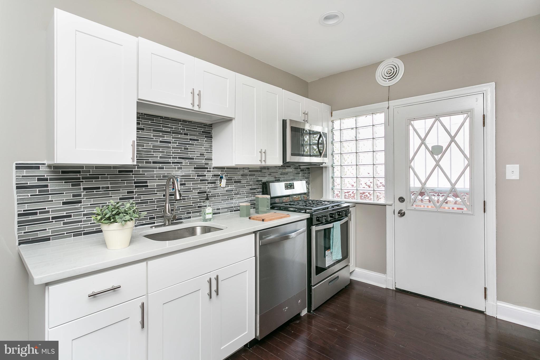 1658 Roundhill Road Baltimore, MD 21218 - Photo 6 of 30 Granite Countertops & Custom Accent Tile