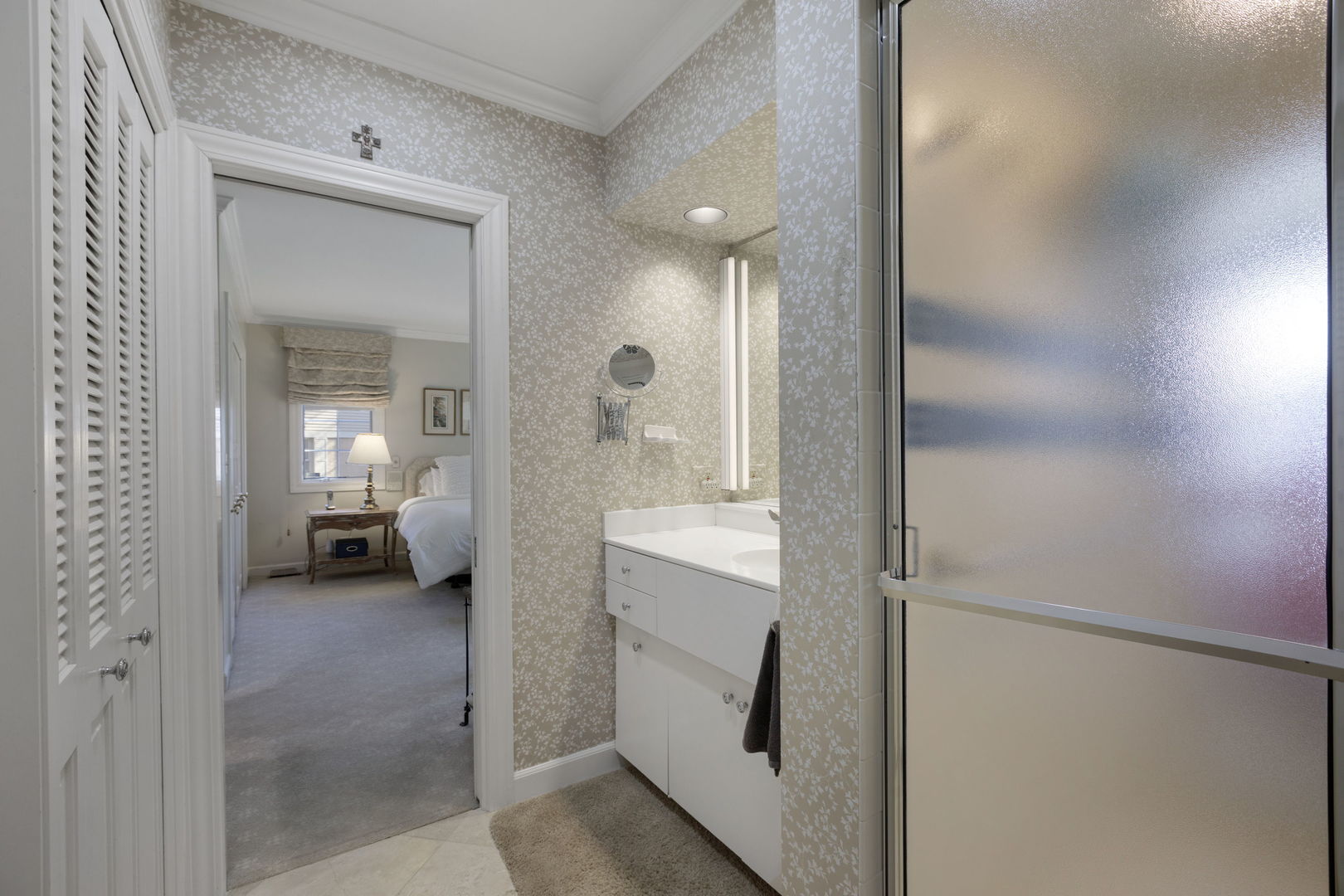 1115 Golfview Lane Glenview, IL 60025 - Photo 25 of 46 a en suite bathroom with a sink and a mirror
