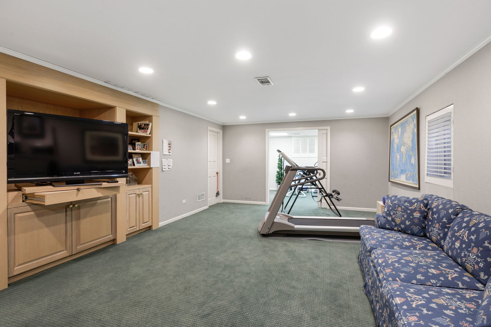 1115 Golfview Lane Glenview, IL 60025 - Photo 33 of 46 a living room with furniture and a flat screen tv