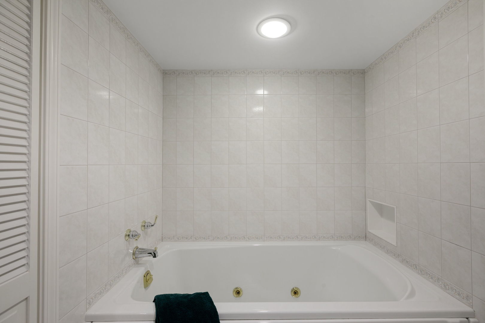 1115 Golfview Lane Glenview, IL 60025 - Photo 37 of 46 a bathroom with a bathtub