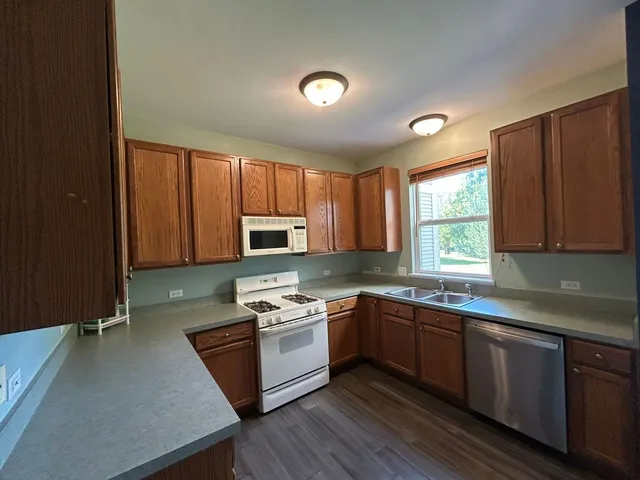 $2,400 | 2249 Sunrise Circle, Aurora, IL 60503