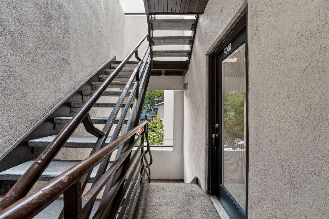 712 Graham Place, Unit 201 Austin, TX 78705 - Photo 34 of 36 a view of an entryway