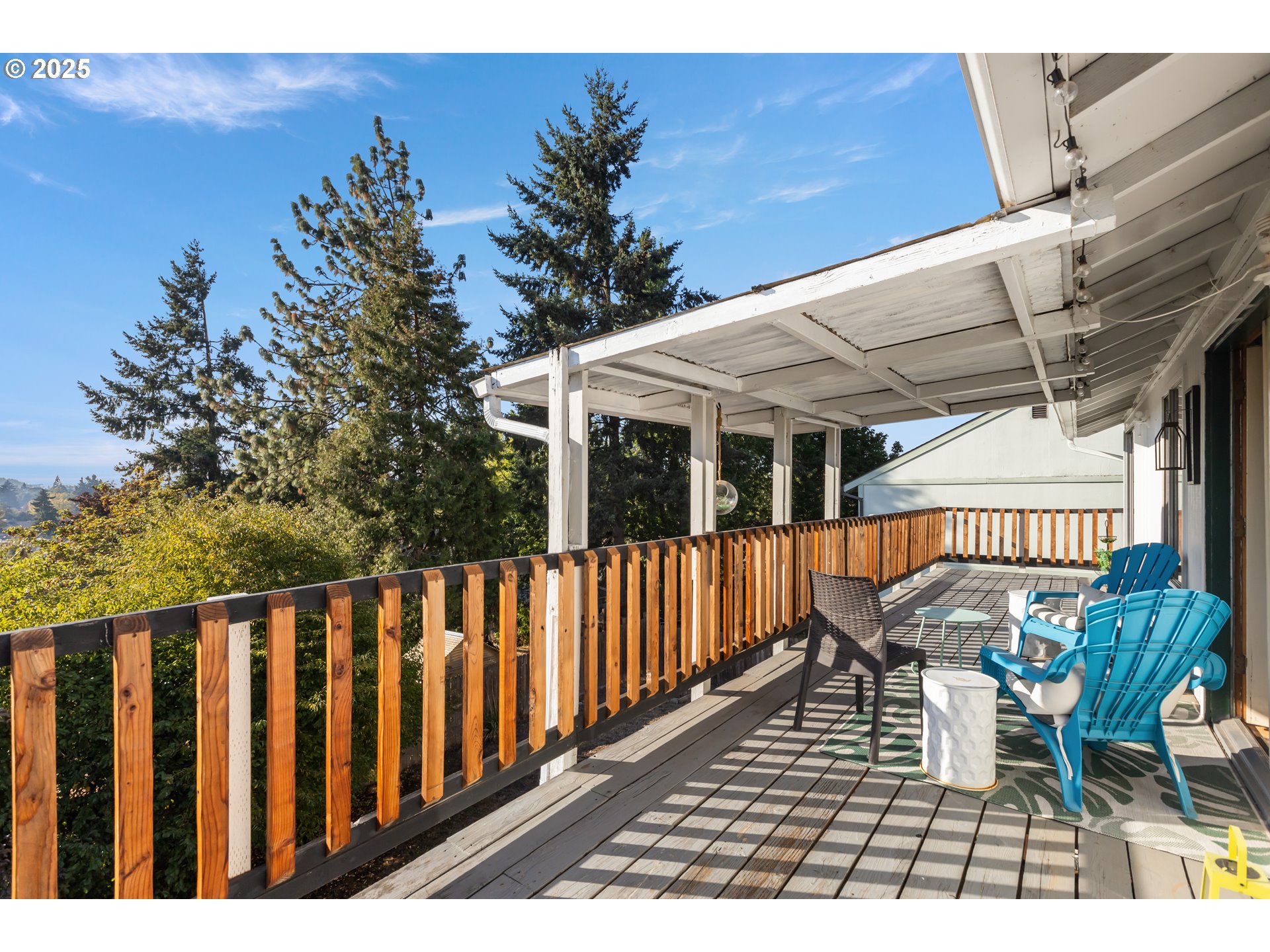 930 Prescott Lane Springfield, OR 97477 - Photo 23 of 31 a view of a chairs and table on the deck