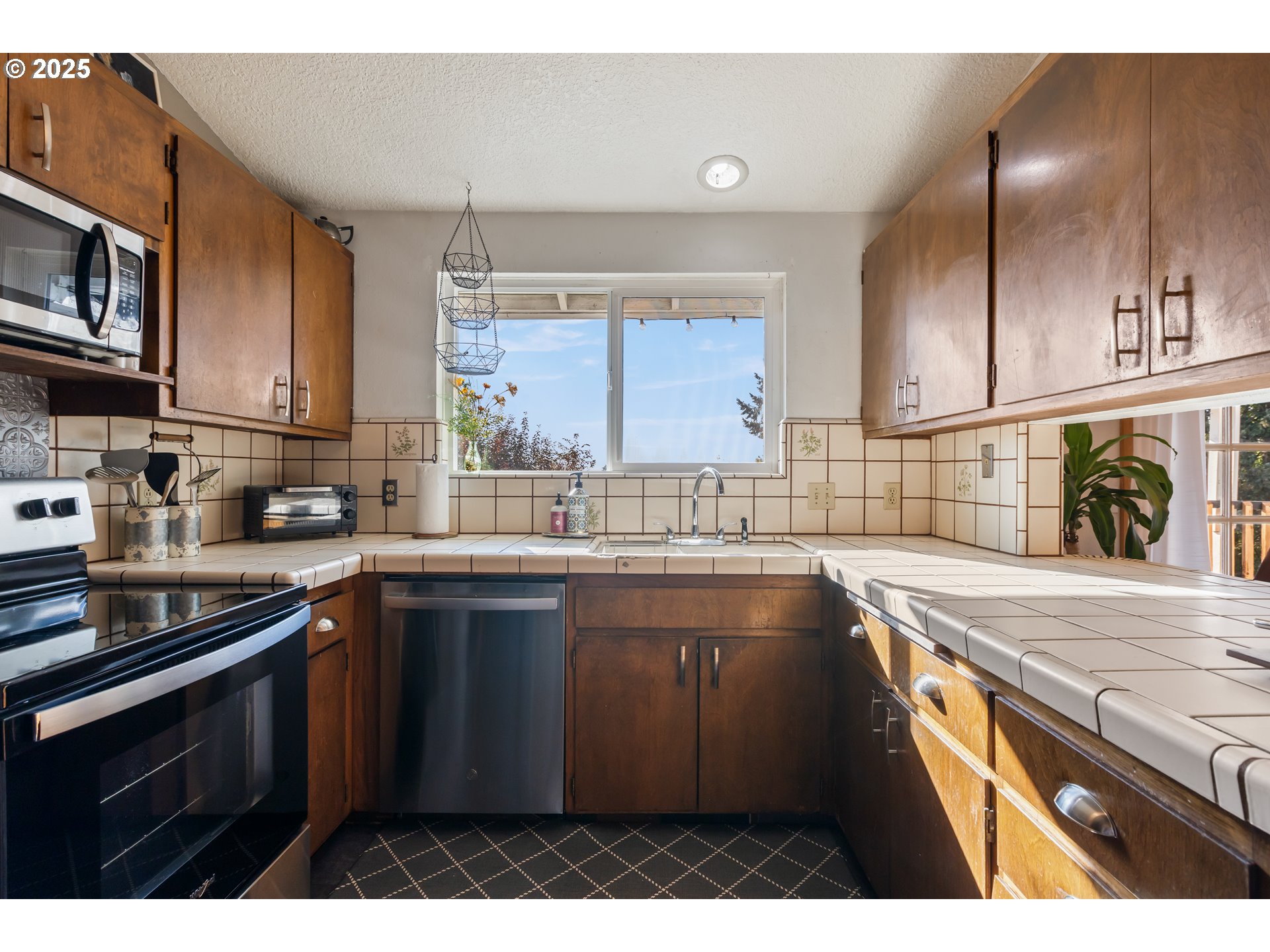 930 Prescott Lane Springfield, OR 97477 - Photo 6 of 31 a kitchen with a sink stove and cabinets