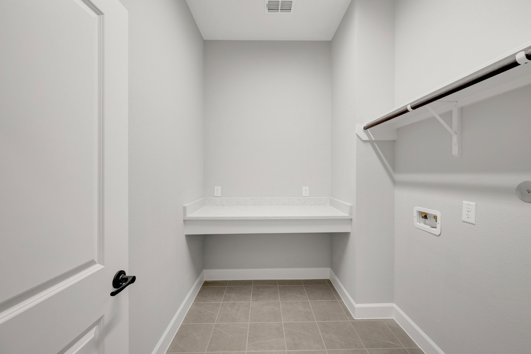 5407 Mango Blfs Street Manvel, TX 77578 - Photo 14 of 50 a view of entryway with bathroom