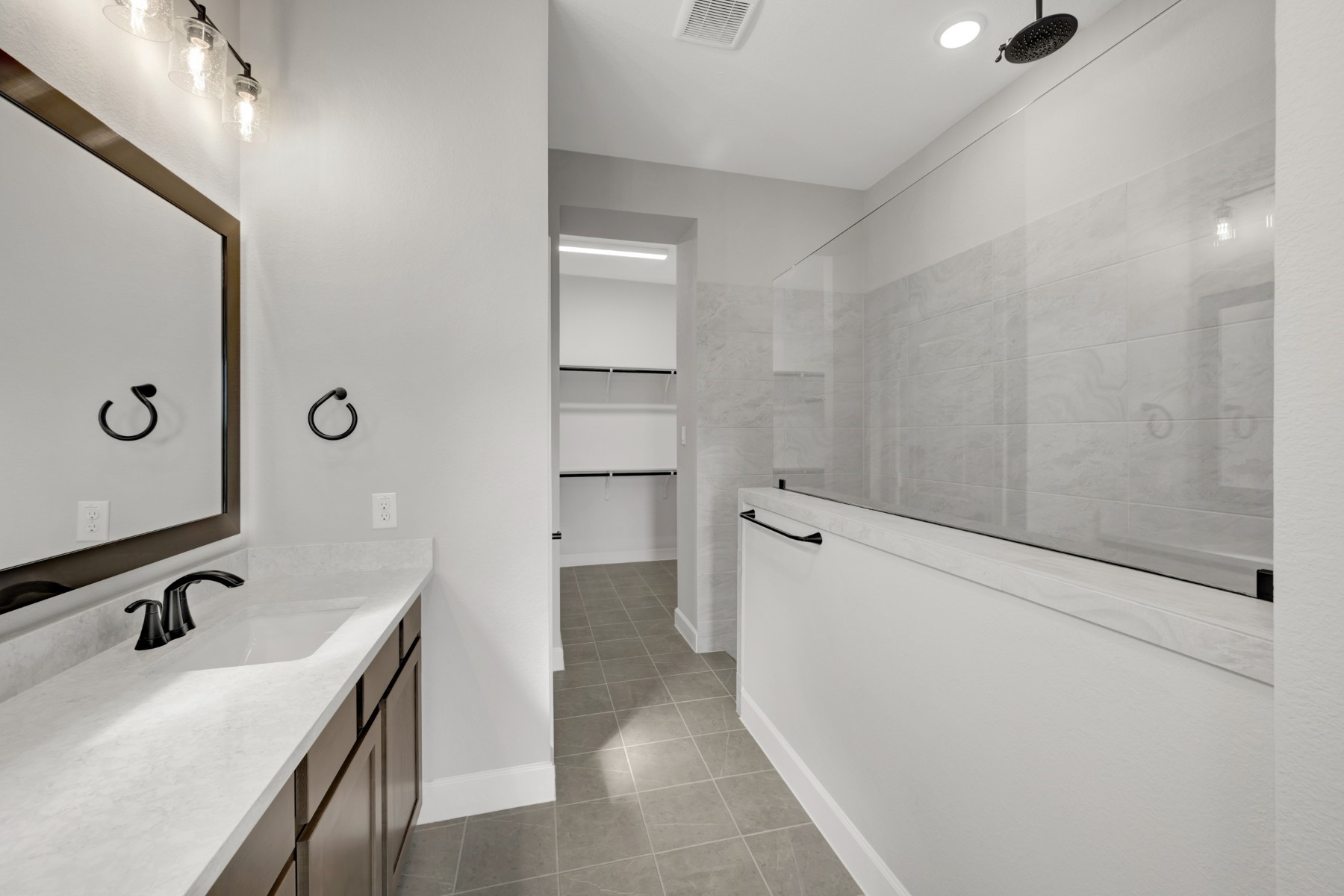 5407 Mango Blfs Street Manvel, TX 77578 - Photo 37 of 50 a bathroom with a sink and a tub