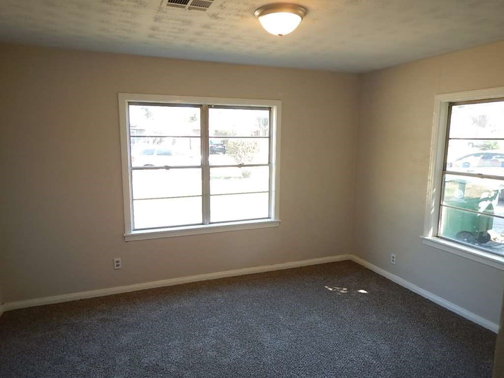 3614 Cosby Street Houston, TX 77021 - Photo 8 of 16 an empty room with a window