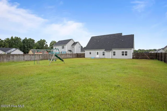 $2,050 | 202 Breakwater Drive, Sneads Ferry, NC 28460