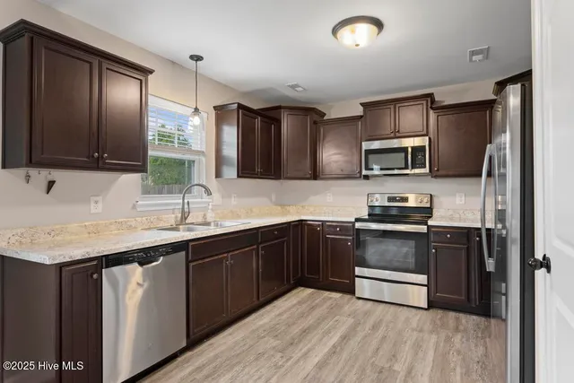 $2,050 | 202 Breakwater Drive, Sneads Ferry, NC 28460