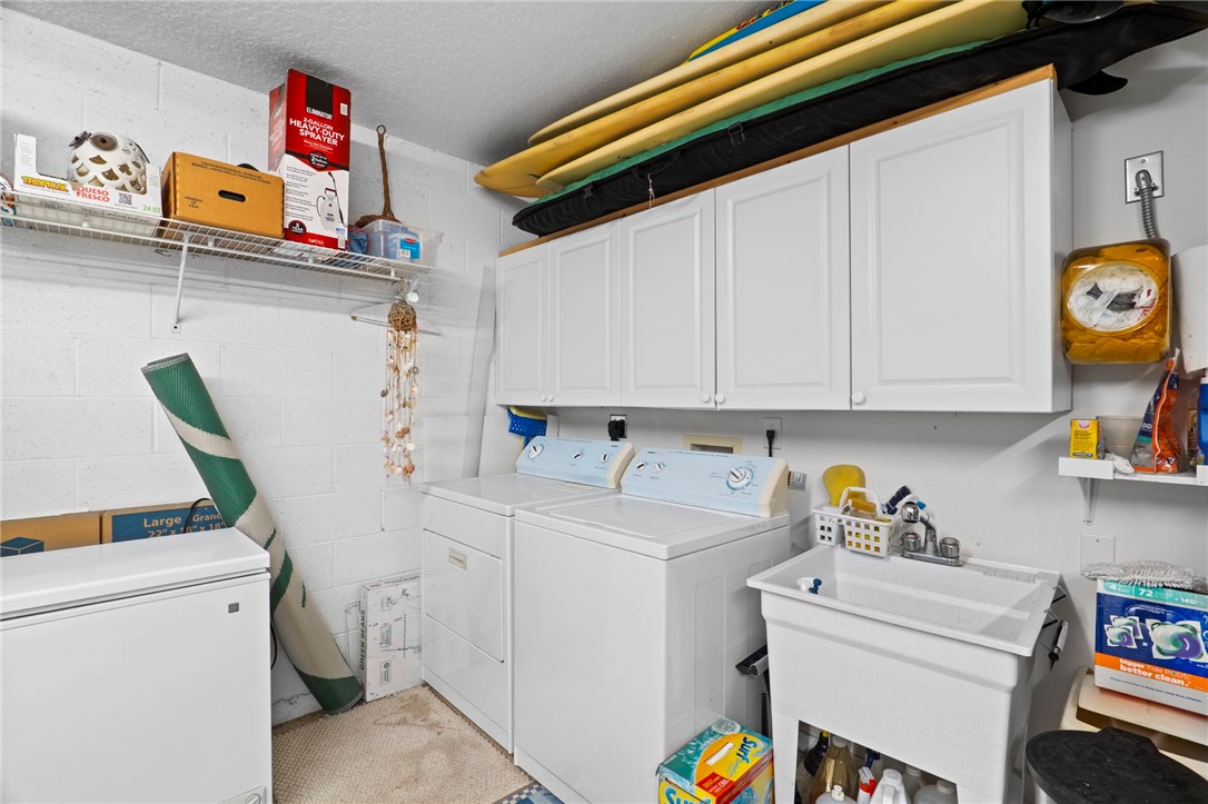 934 Bermuda Avenue Sebastian, FL 32958 - Photo 5 of 31 a utility room with dryer and washer
