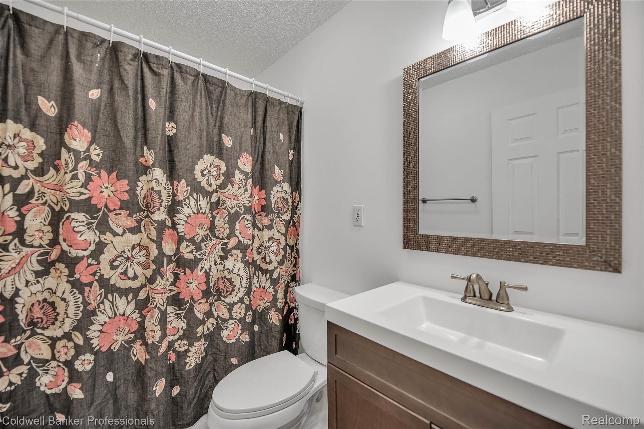 21206 Isabelle Street Romulus, MI 48174 - Photo 22 of 31 Updated Main Bath