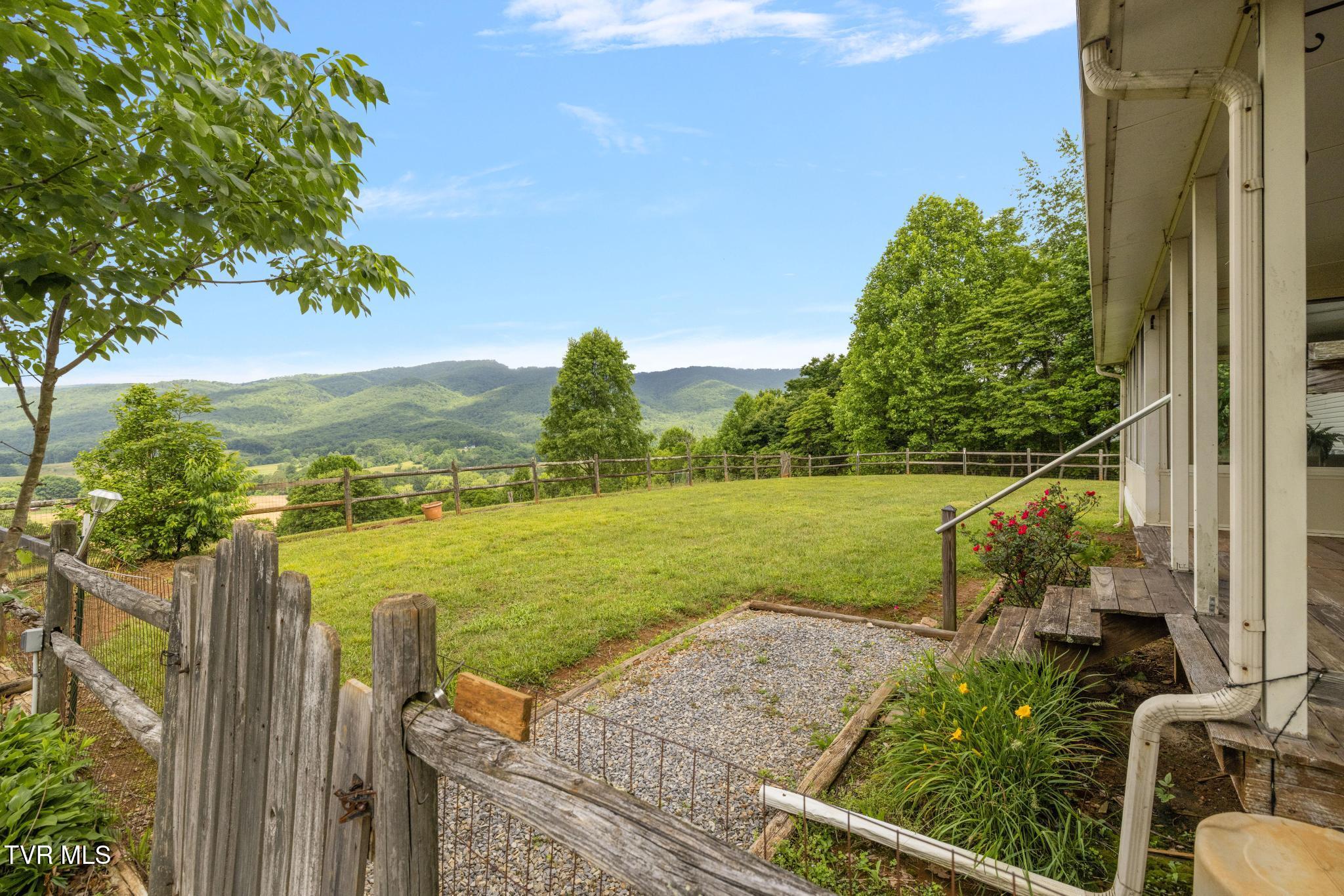 195 Estep Hollow Road Elizabethton, TN 37643 - Photo 3 of 69 IMG_7306