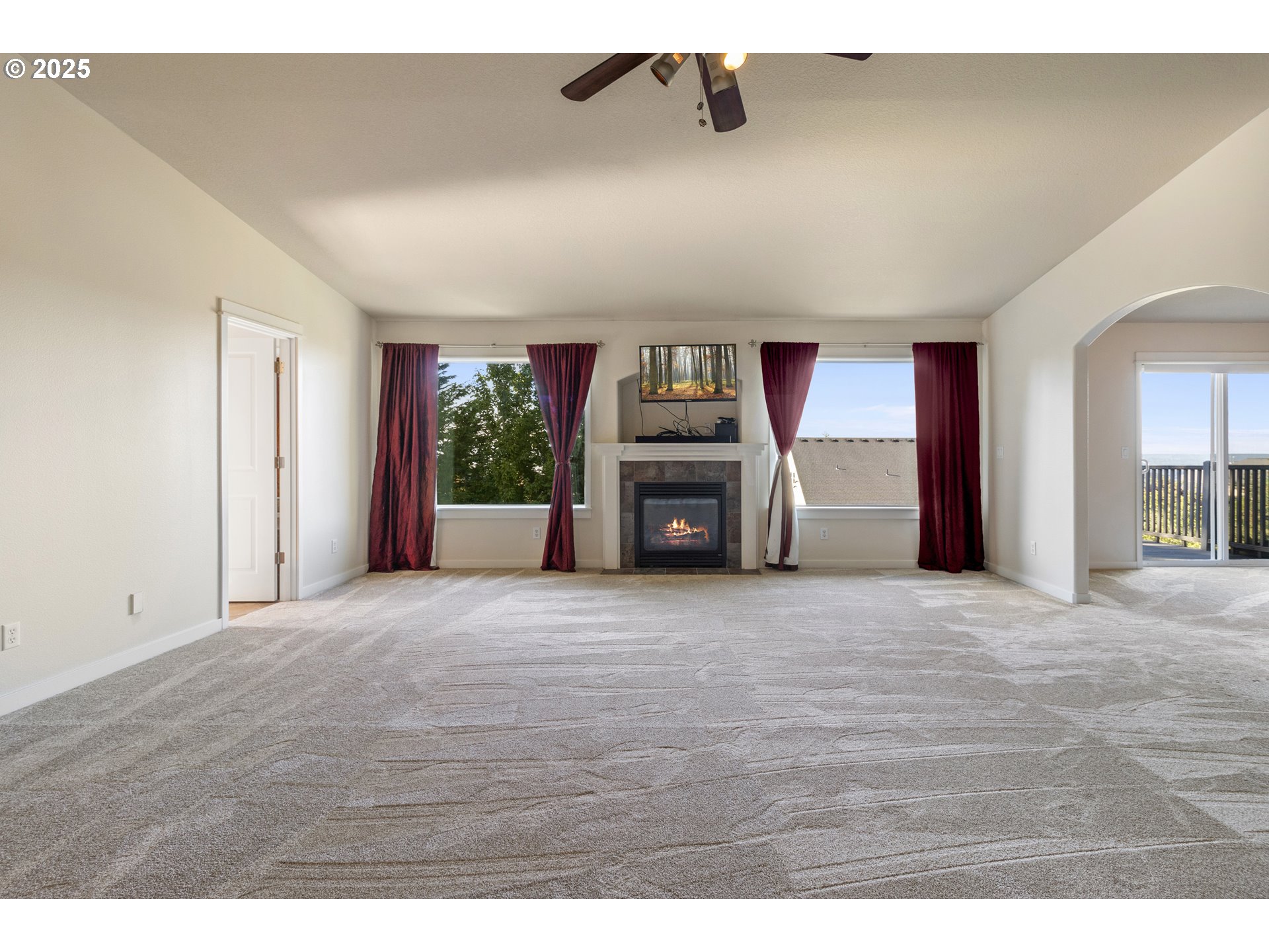 14822 Southeast Natalya Street Happy Valley, OR 97086 - Photo 26 of 48 a big room with closet and windows