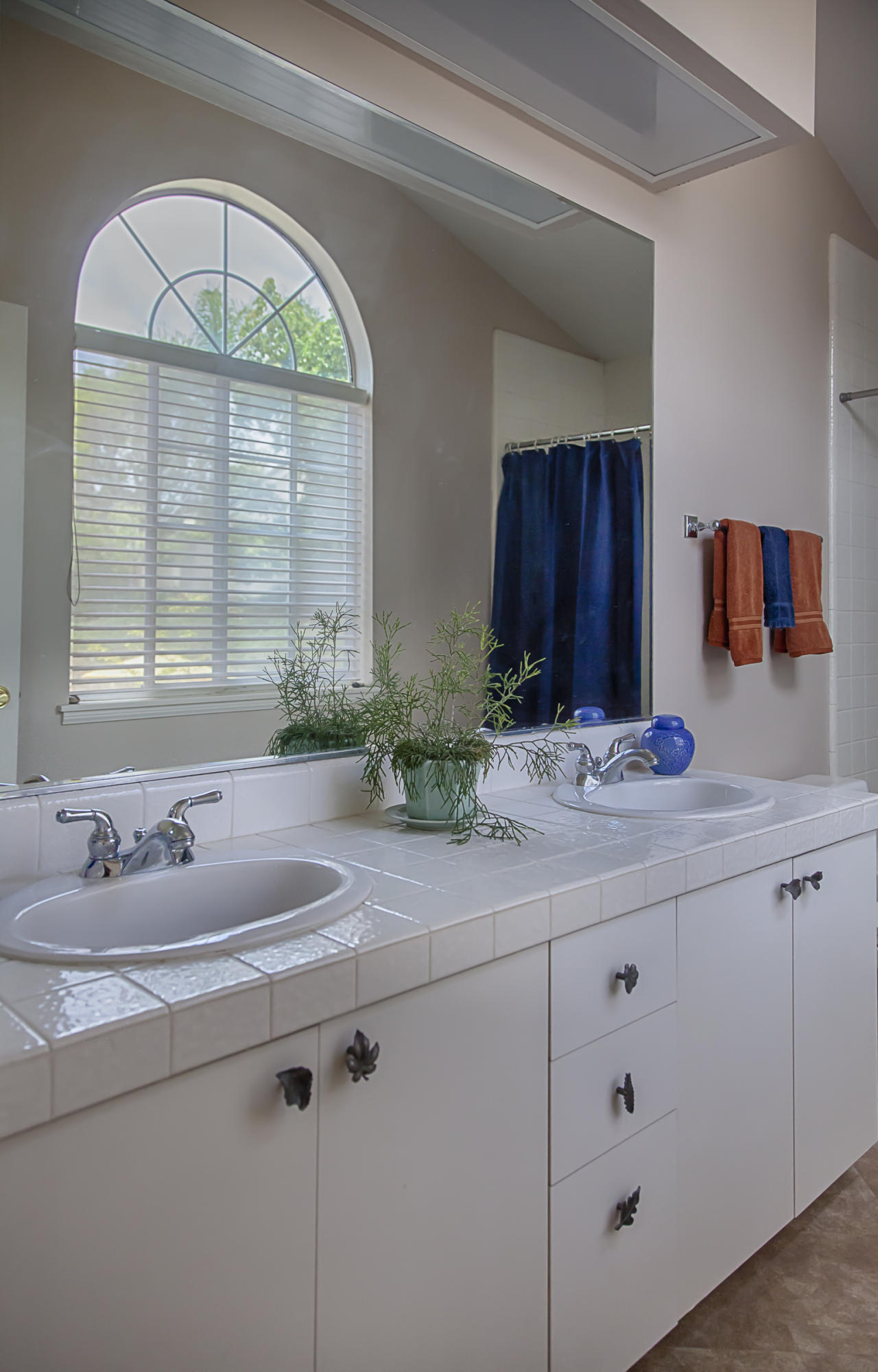 4004 Primavera Road Santa Barbara, CA 93110 - Photo 16 of 39 Upstairs Hall Bath