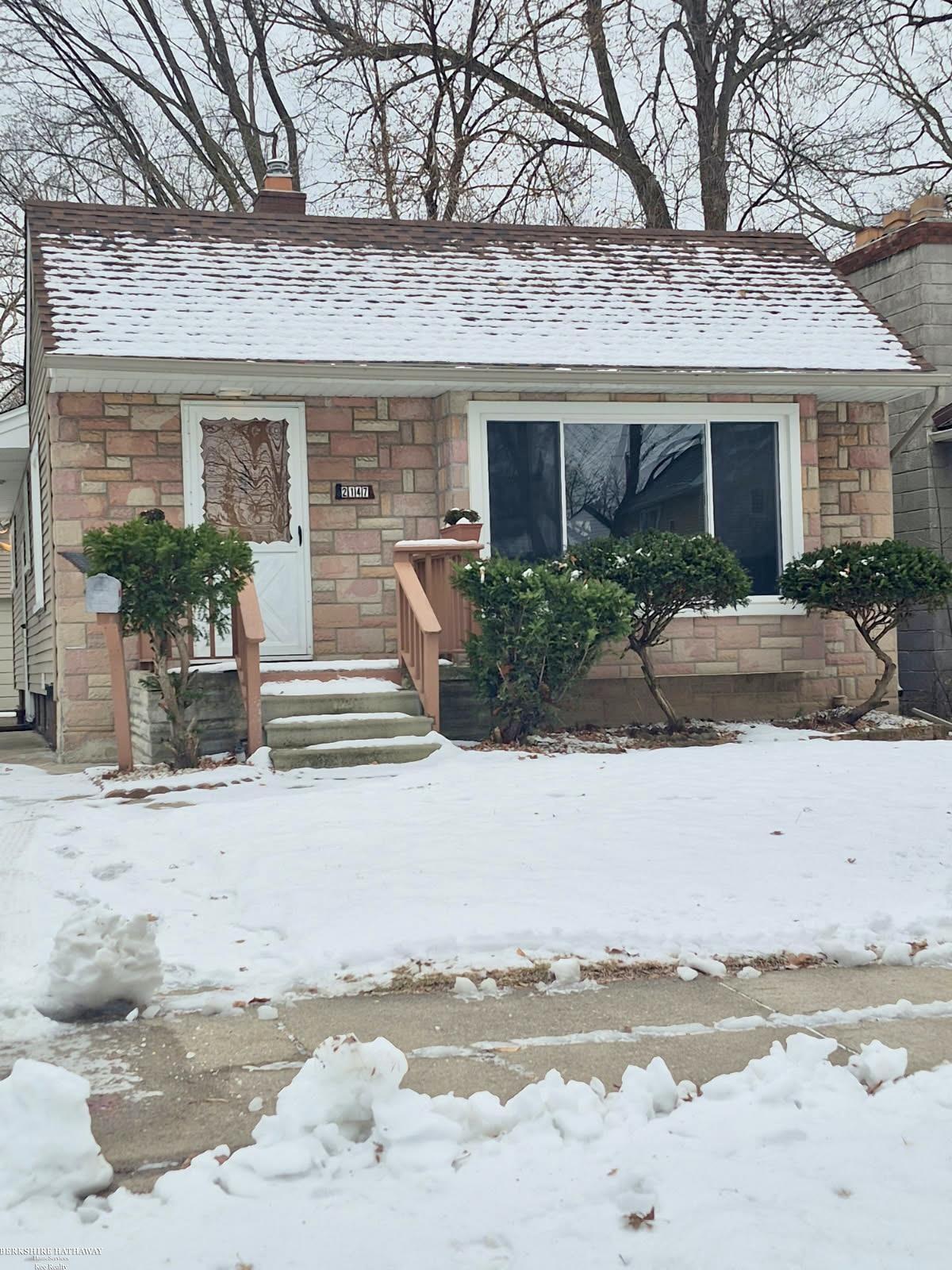 2147 Roslyn Road Grosse Pointe Woods, MI 48236 - Photo 1 of 32