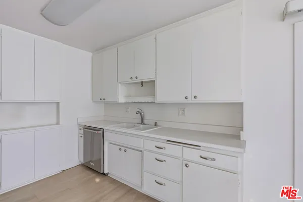 $3,195 | 2020 Graham Avenue, Unit 101, Redondo Beach, CA 90278