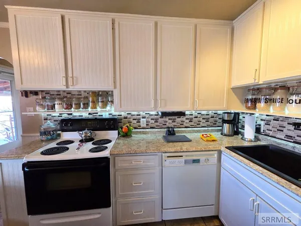 $224,000 | 401 3rd Street, Leadore, ID 83464