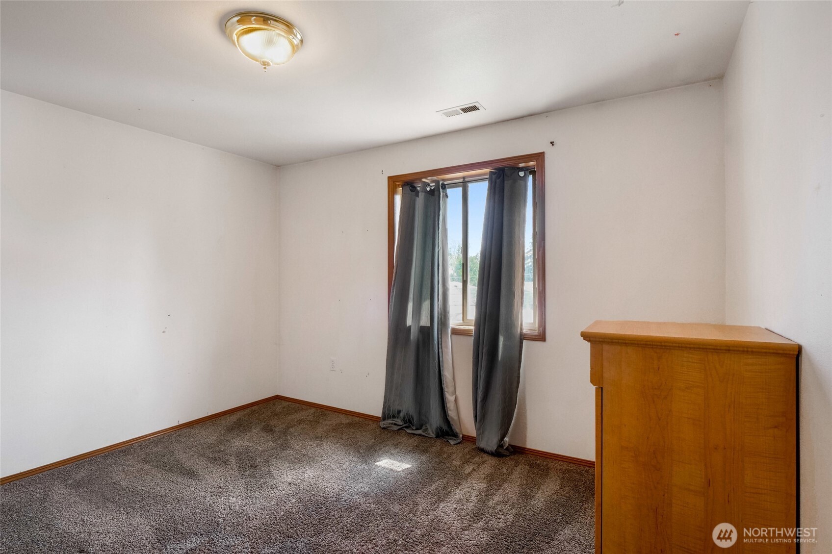 804 Sycamore Lane Moses Lake, WA 98837 - Photo 29 of 40 an empty room with closet