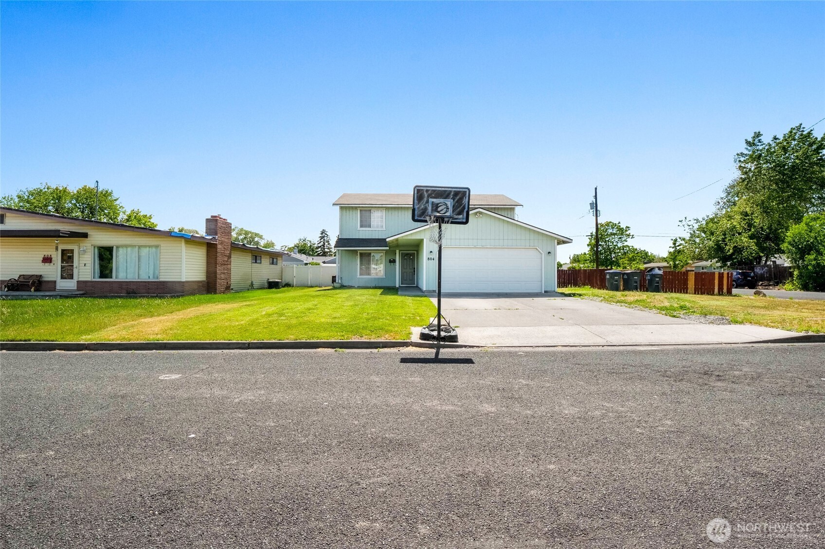 804 Sycamore Lane Moses Lake, WA 98837 - Photo 3 of 40 a view of a house with a swimming pool
