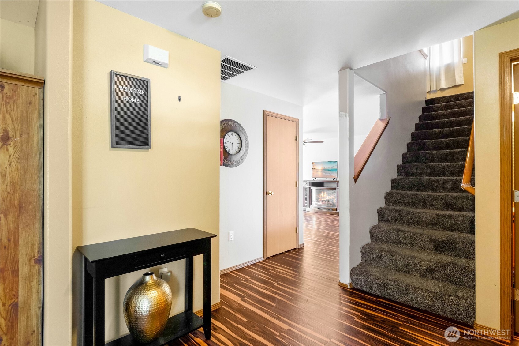 804 Sycamore Lane Moses Lake, WA 98837 - Photo 7 of 40 a view of entryway and hall with wooden floor