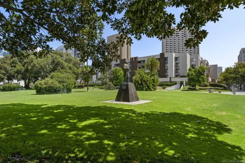 a view of a back yard