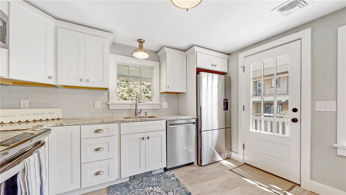 10 Robinson Street Narragansett, RI 02882 - Photo 14 of 27