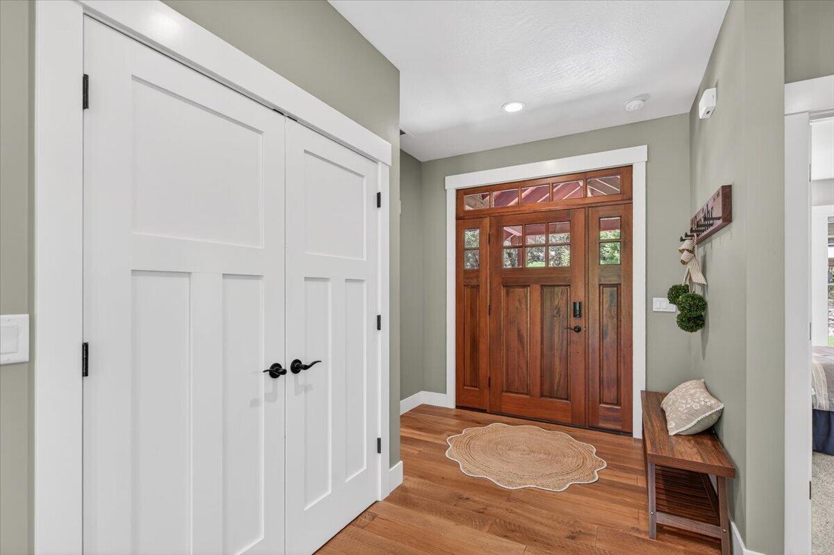 469 Wards Creek Road Rogue River, OR 97537 - Photo 8 of 84 Front Entryway