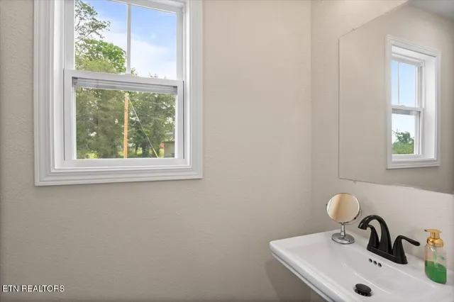 $385,000 | 226 Hilldale Lane, La Follette, TN 37766