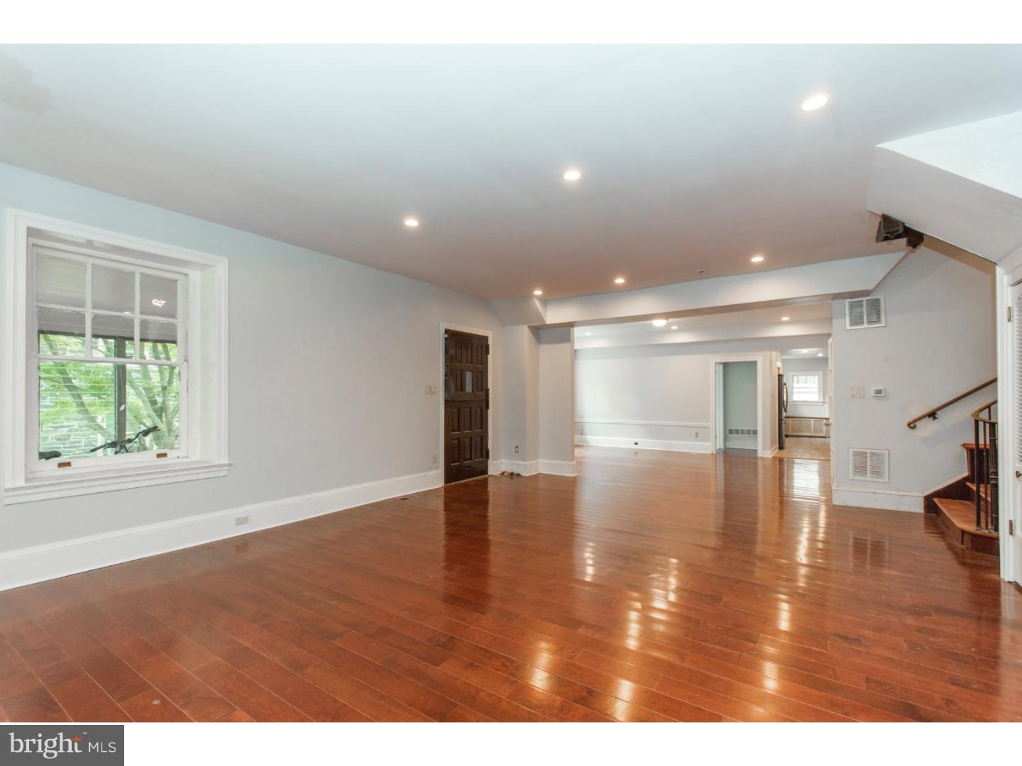 6435 Sherwood Road Philadelphia, PA 19151 - Photo 9 of 25 Living Room