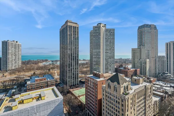 $2,600 | 2700 North Hampden Court, Unit 18E, Chicago, IL 60614
