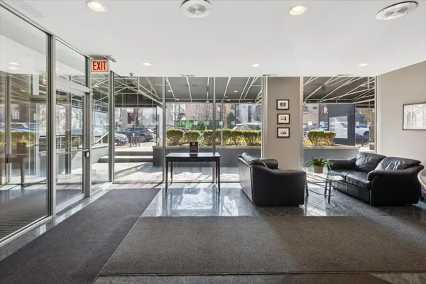 $2,600 | 2700 North Hampden Court, Unit 18E, Chicago, IL 60614