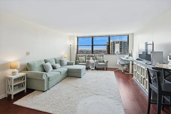 $2,600 | 2700 North Hampden Court, Unit 18E, Chicago, IL 60614