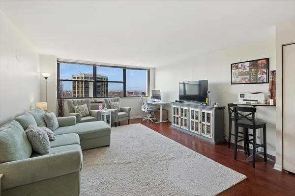 $2,600 | 2700 North Hampden Court, Unit 18E, Chicago, IL 60614