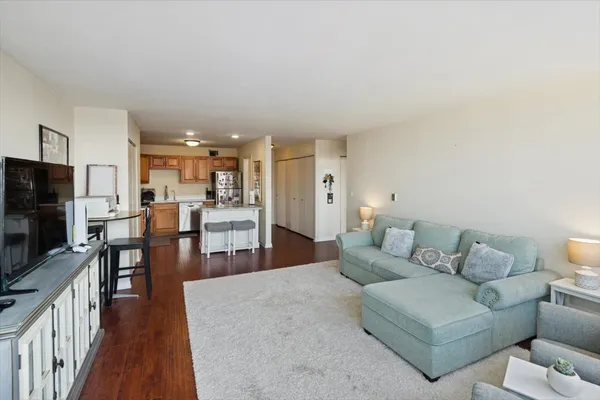 $2,600 | 2700 North Hampden Court, Unit 18E, Chicago, IL 60614