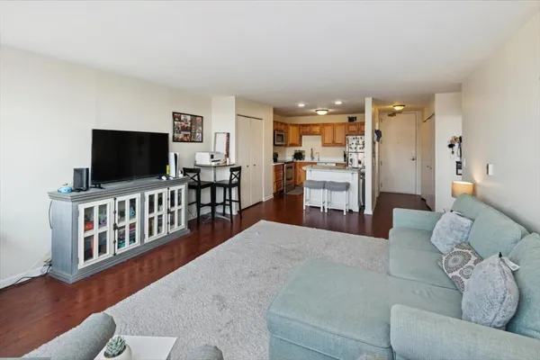 $2,600 | 2700 North Hampden Court, Unit 18E, Chicago, IL 60614