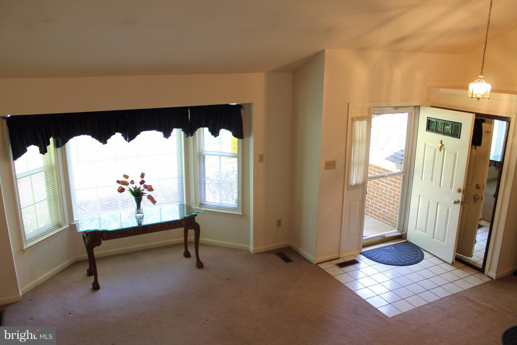 7811 Leland Road Manassas, VA 20111 - Photo 3 of 29 Main Entrance into the Living Room