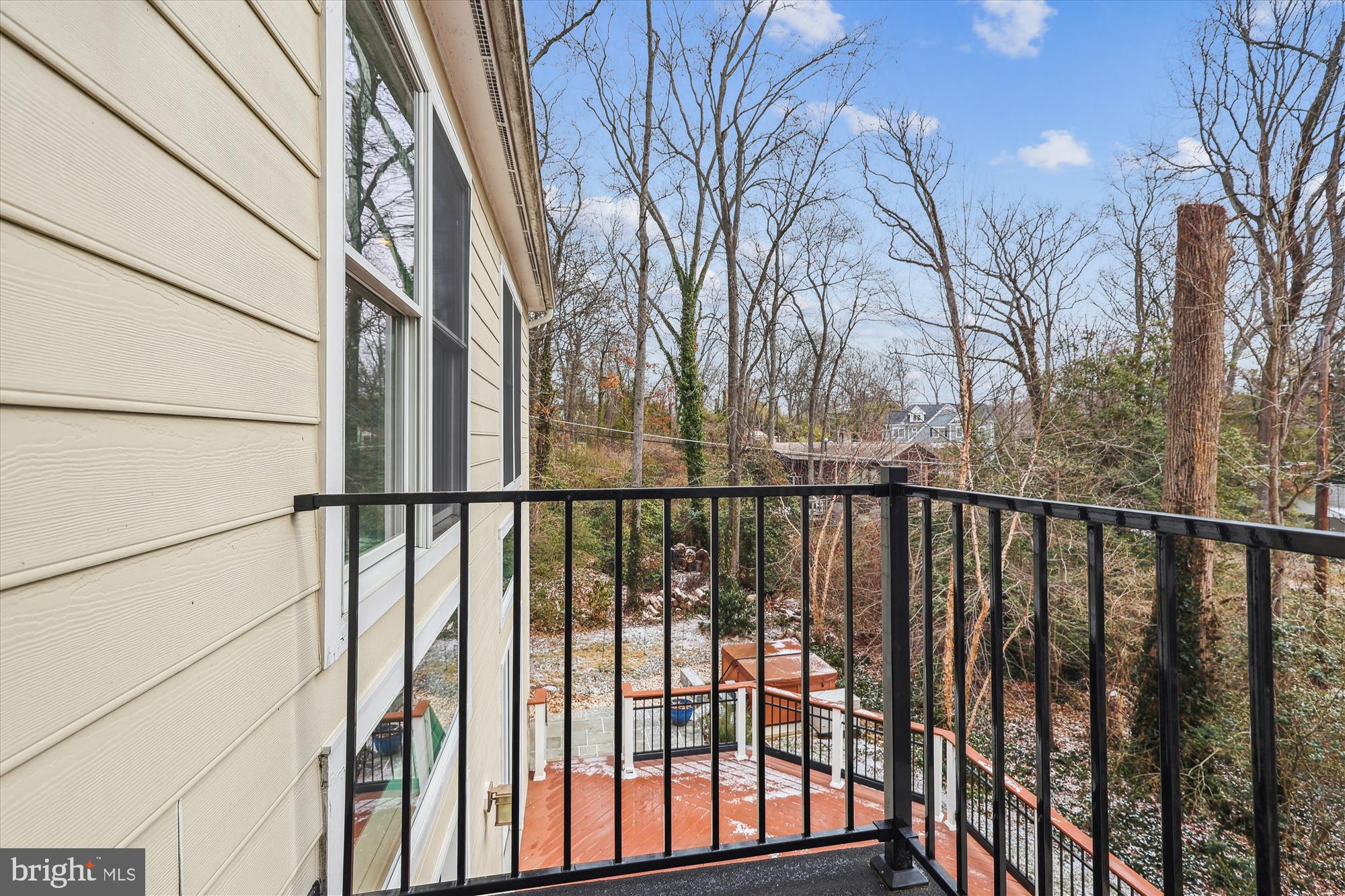 1217 Shenandoah Road Alexandria, VA 22308 - Photo 21 of 43 a view of a balcony with wooden fence and floor