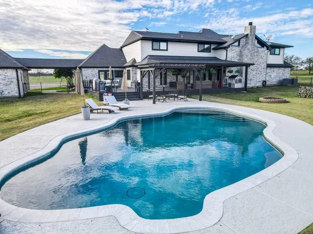 $1,650,000 | 2824 County Road 117, Giddings, TX 78942