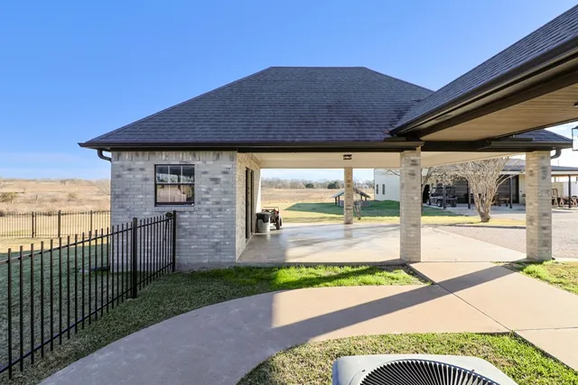 $1,650,000 | 2824 County Road 117, Giddings, TX 78942