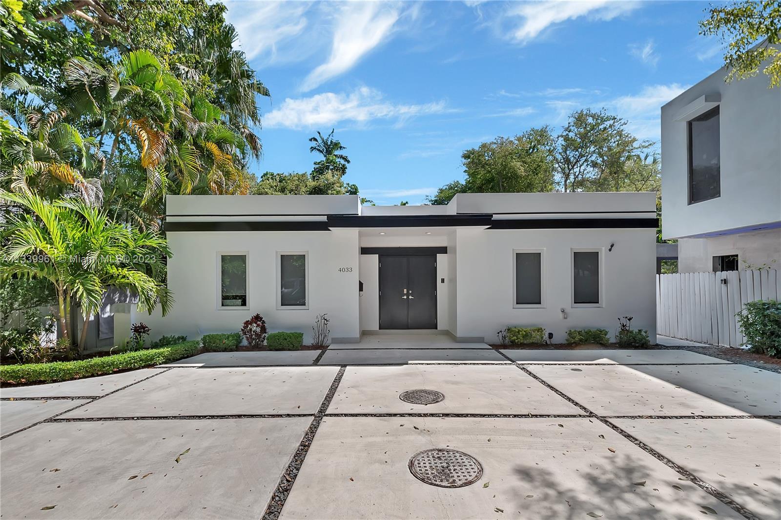 4033 South Le Jeune Road Miami, FL 33146 - Photo 2 of 24 a front view of a house with garden