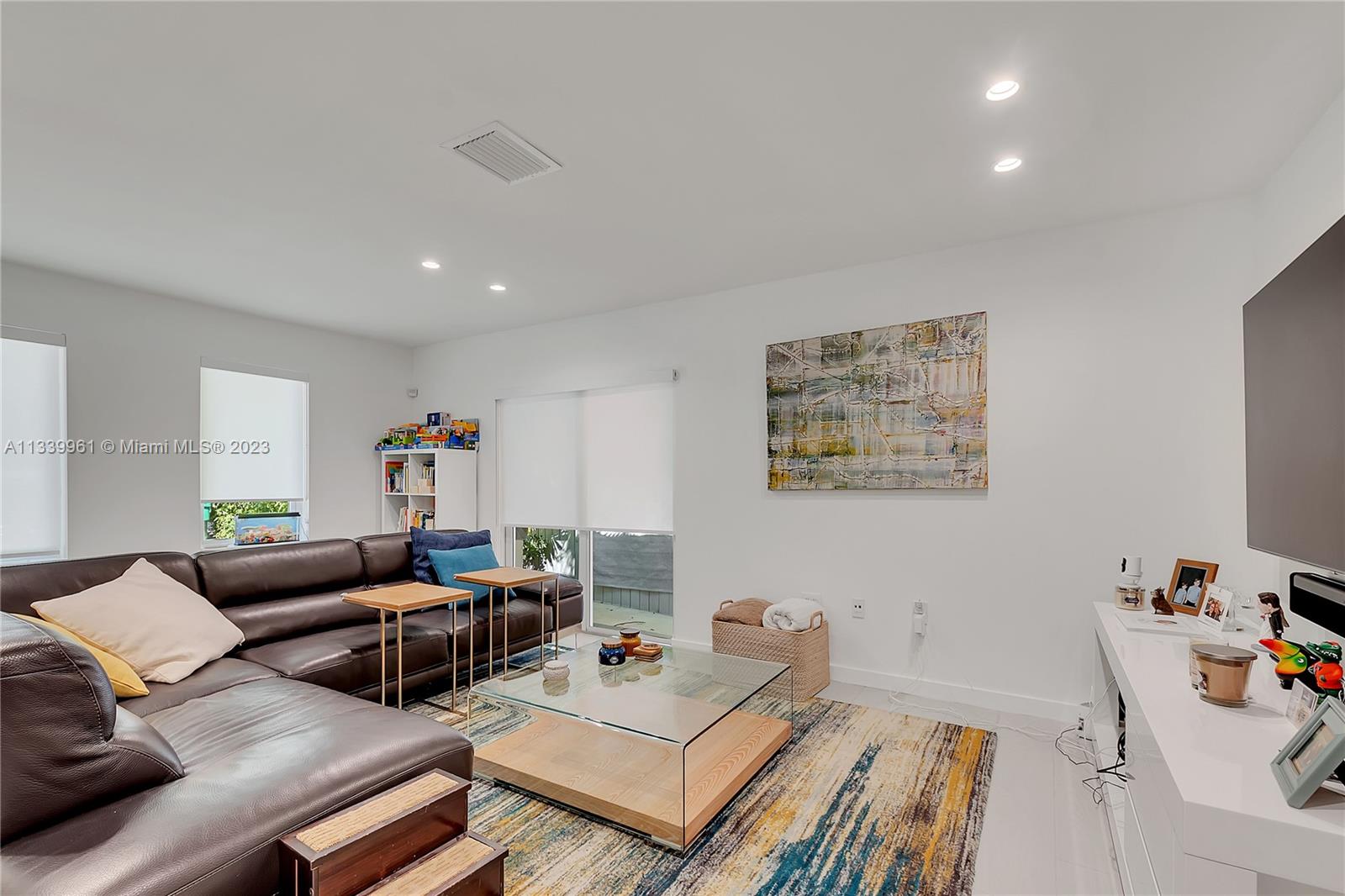 4033 South Le Jeune Road Miami, FL 33146 - Photo 8 of 24 a living room with furniture and a table