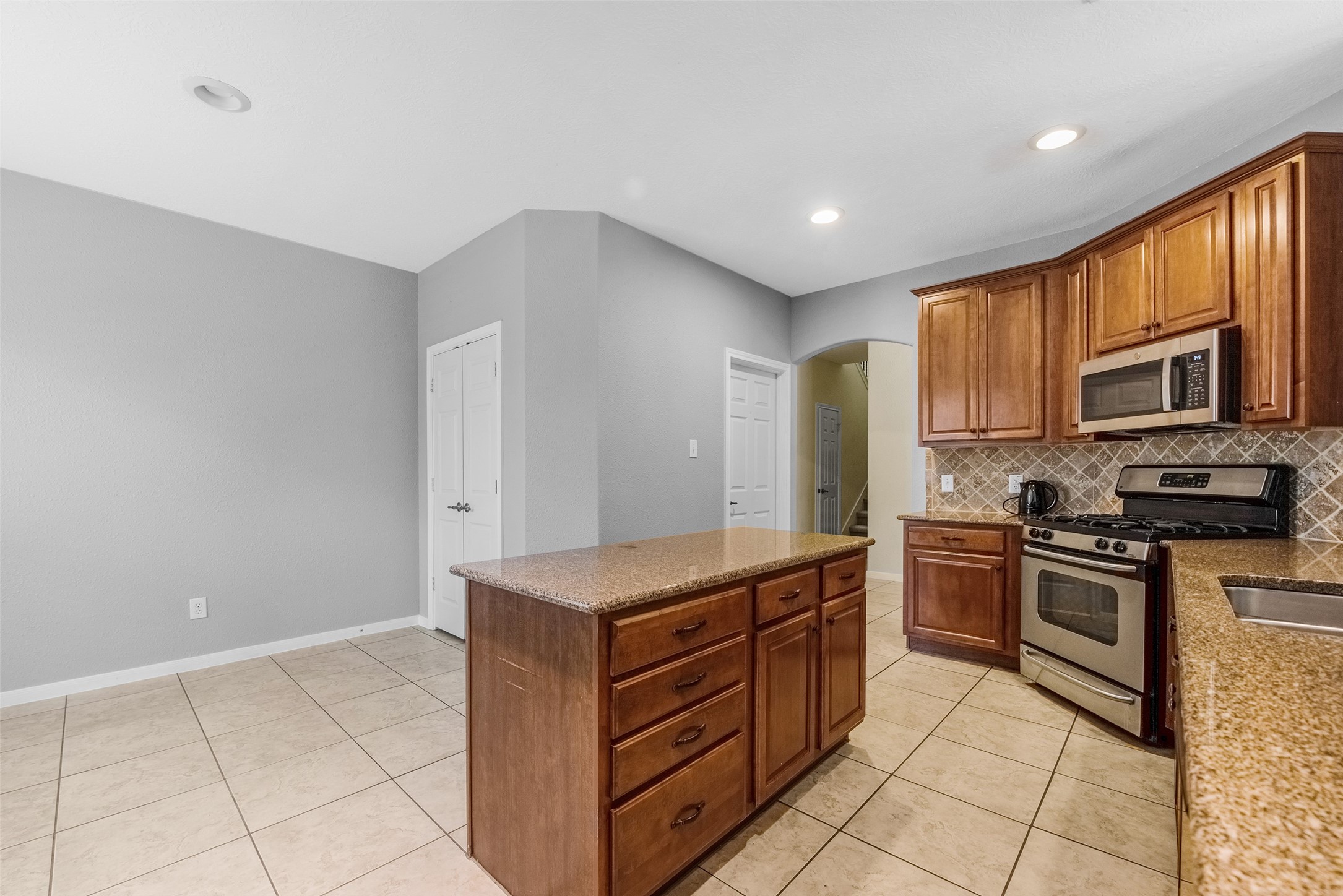 7 Ebony Oaks Place Spring, TX 77382 - Photo 15 of 37