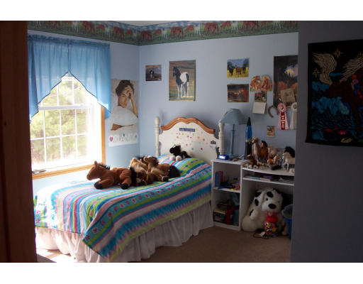 511 Woods Road Barre, MA 01068 - Photo 6 of 6 a bedroom with bed and a window