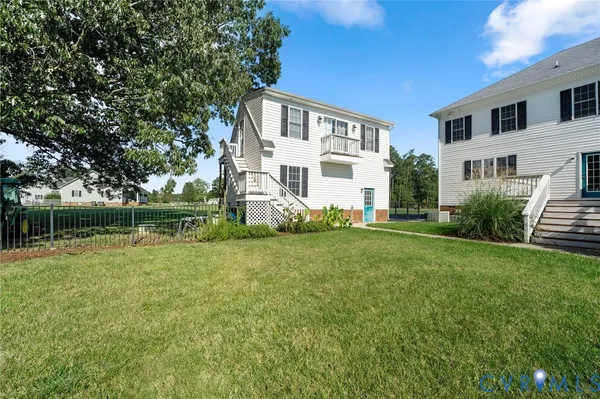 a view of a house with backyard and garden